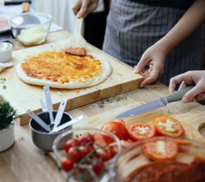 pizza-ciasto-na-pizzę-przepis-na-pizzę-pizza-przepis-kuchnia-włoska-ciasto-do-pizzy-jak-zrobić-pizzę-integracja-pizza-włoska-team-building-budowanie-zespołu-szkolenie-integracyjne-wspólna-pizza